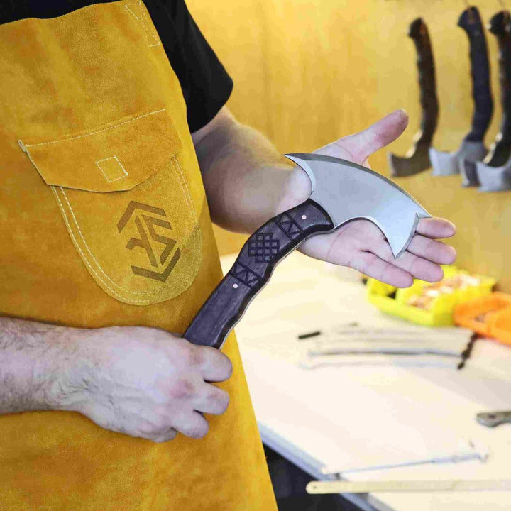 Compact tomahawk "Tahu" with wooden handle